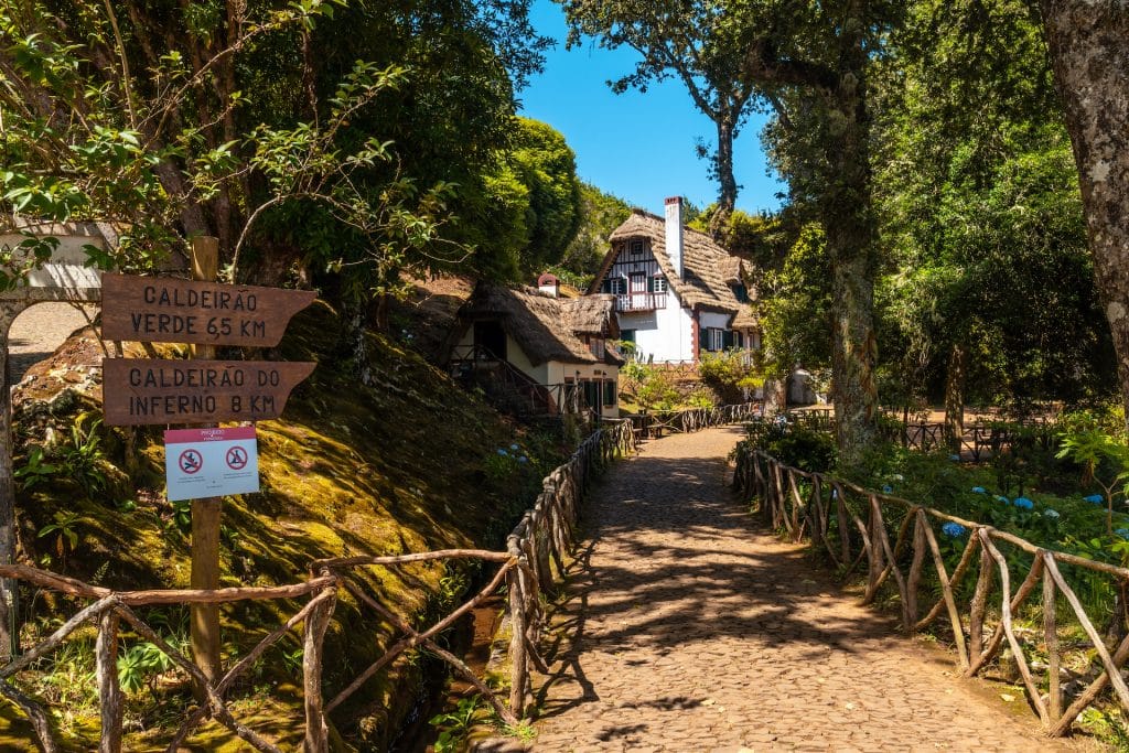 bílé domky na začátku levady do caldeirao verde, queimadas, madeira. portugalsko